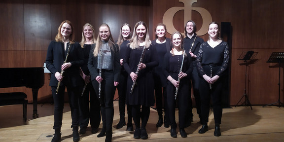 TU Flutes Gruppenbild des Ensembles "TU Flutes", die Musiker*innen halten ihre Flöten in der Hand