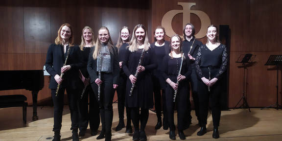 Gruppenbild des Ensembles "TU Flutes", die Musiker*innen halten ihre Flöten in der Hand