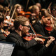 Ein Musiker mit Geige des Studentenorchesters der TU Dortmund im Fokus