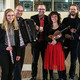 Das Ensemble für Neue Kammermusik Ein Gruppenfoto des Ensemble für neue Kammermusik. Alle Musiker:innen halten ihre Instrumente im Arm.