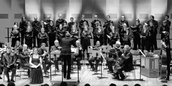 Der Kammerchor der TU Dortmund bei einem Konzert im Konzerthaus Dortmund.