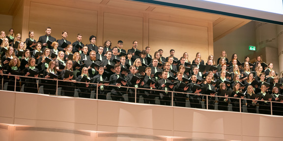 Der Universitätschor Dortmund probt auf der Chorempore des Konzerthaus Dortmund.