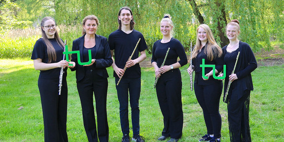 TU Flutes Gruppenbild des Ensembles "TU Flutes", die Musiker*innen halten ihre Flöten in der Hand.