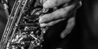 Eine Hand am Saxophon