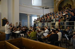 Das Dortmunder Kammerorchester und der Kammerchor der TU Dortmund proben unter Leitung von Mikko Sidoroff im Dom zu Helsinki.
