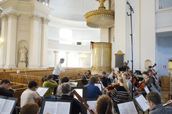 Das Dortmunder Kammerorchester probt unter Leitung von Universitätsmusikdirektor Julian Pontus Schirmer im Dom zu Helsinki.