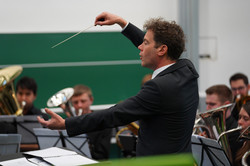 Harry Vorselen dirgiert die Brass Band